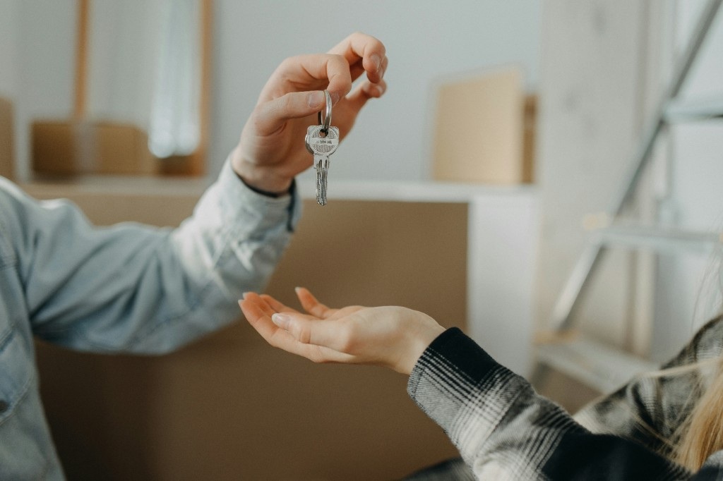 Remise des clés d'un immeuble à revenus, accompagnement pour l'achat d'un triplex à Saint-Jérôme.