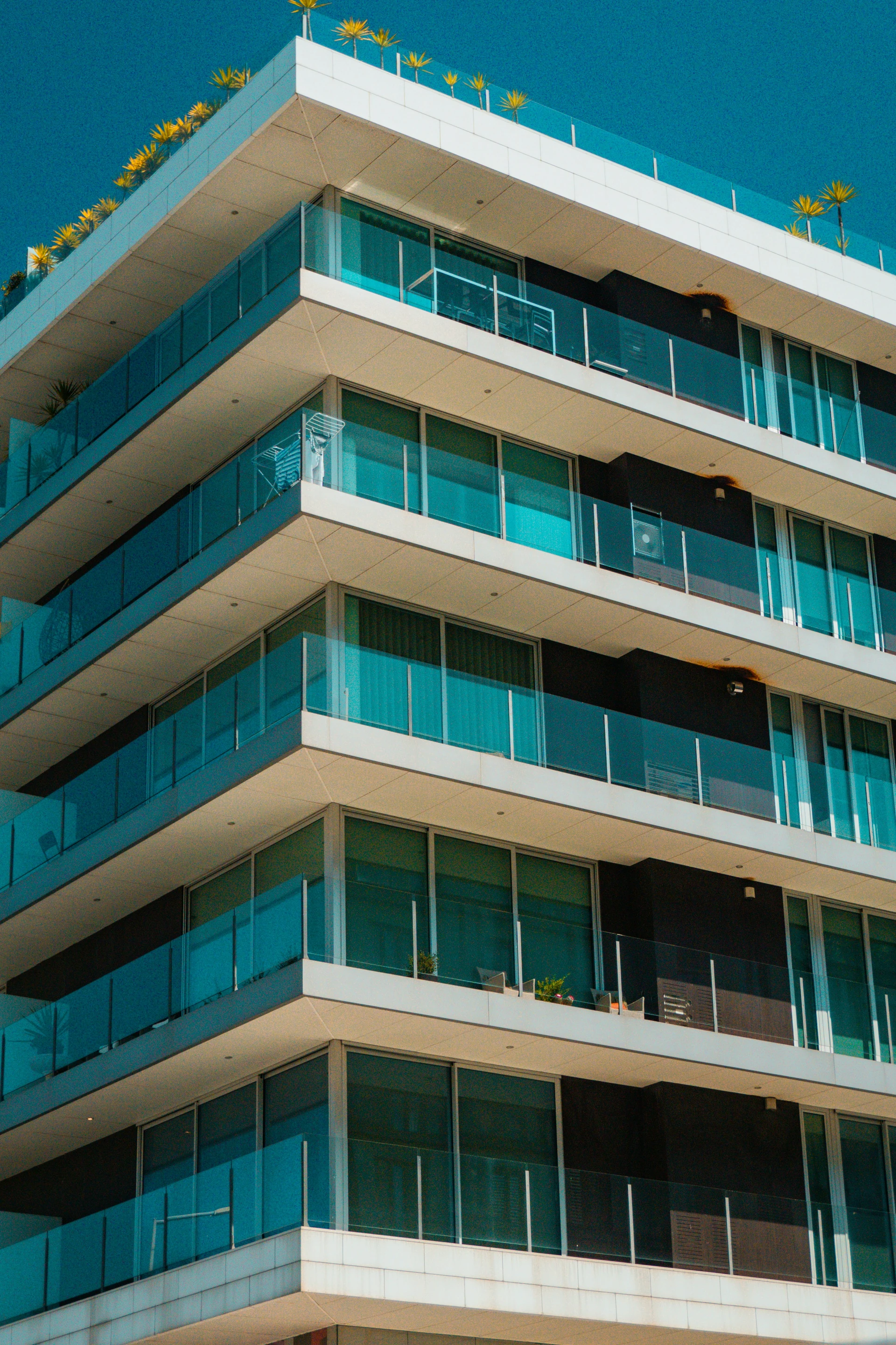 Immeuble de copropriété moderne aux balcons vitrés, premier choix entre condo ou maison à Saint-Jérôme
