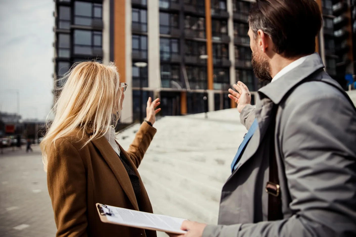 Real estate broker evaluating the market value of a property in Mirabel, Quebec.