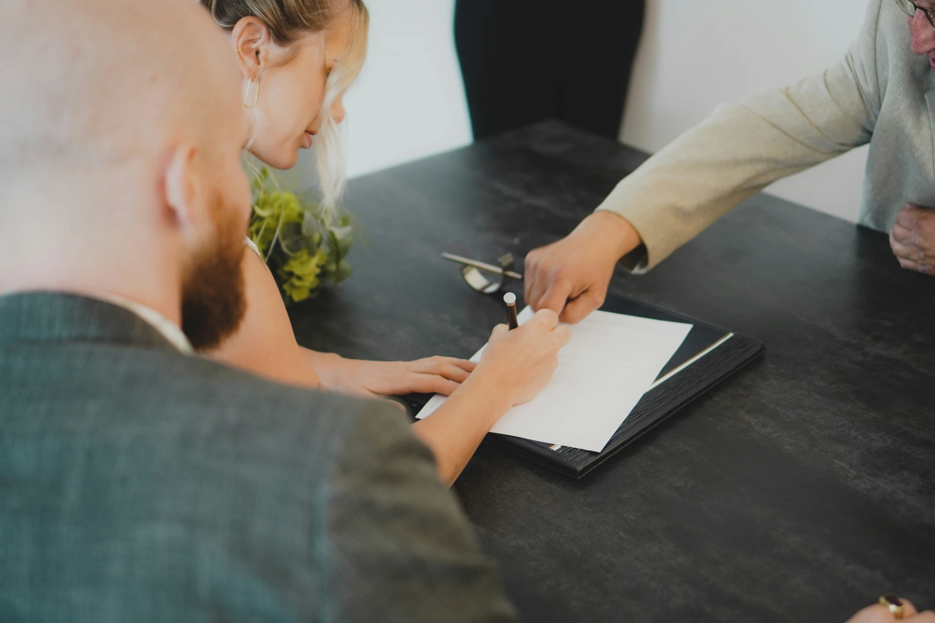 Clients signant un contrat de courtage en présence d'un courtier immobilier à Saint-Jérôme.