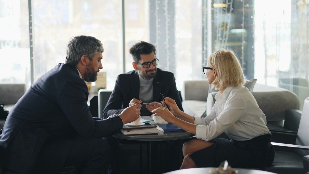 Homeowner discussing with a real estate broker to avoid mistakes when selling a home in Quebec.