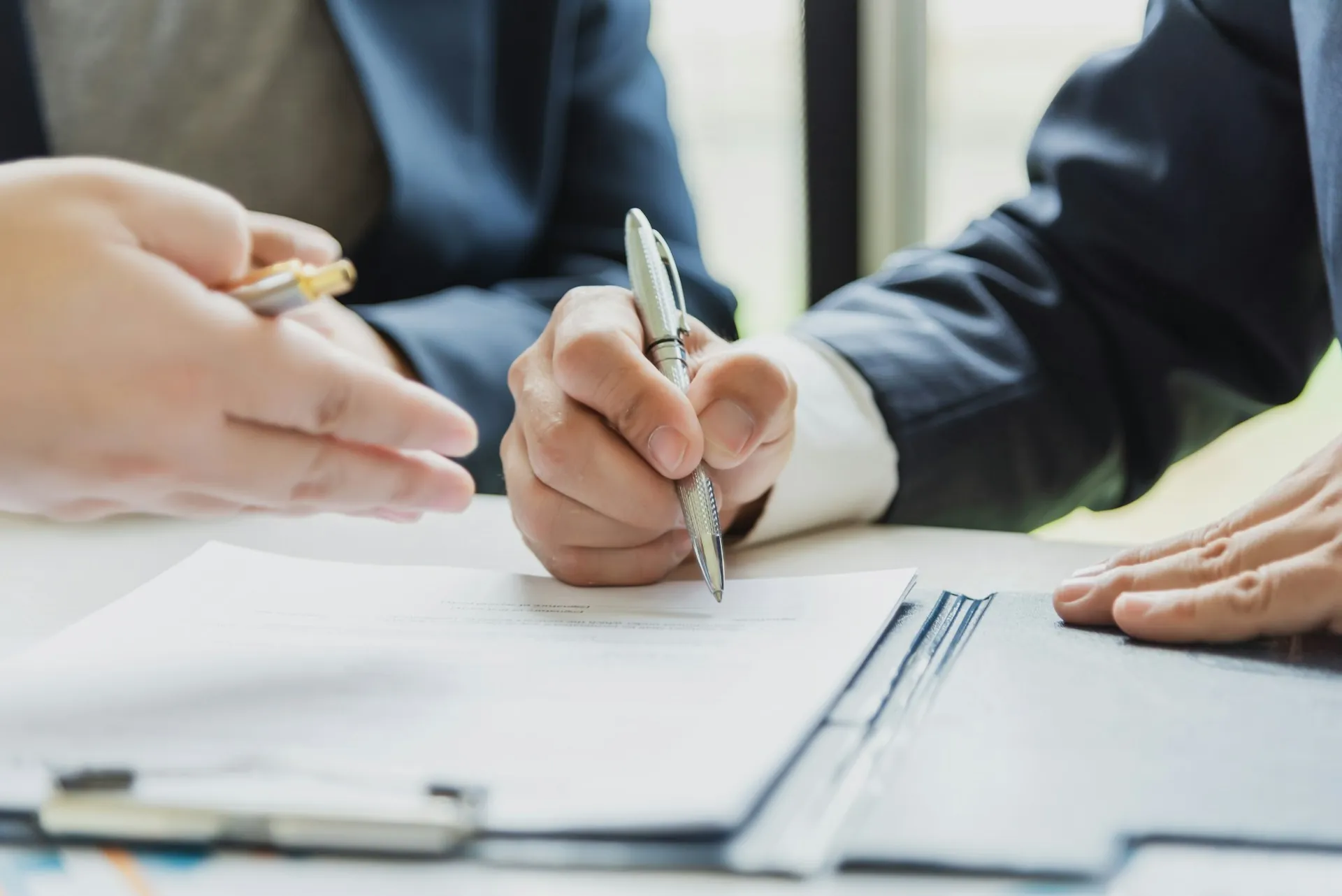 Notaire signant une déclaration de transmission pour une propriété héritée en succession.