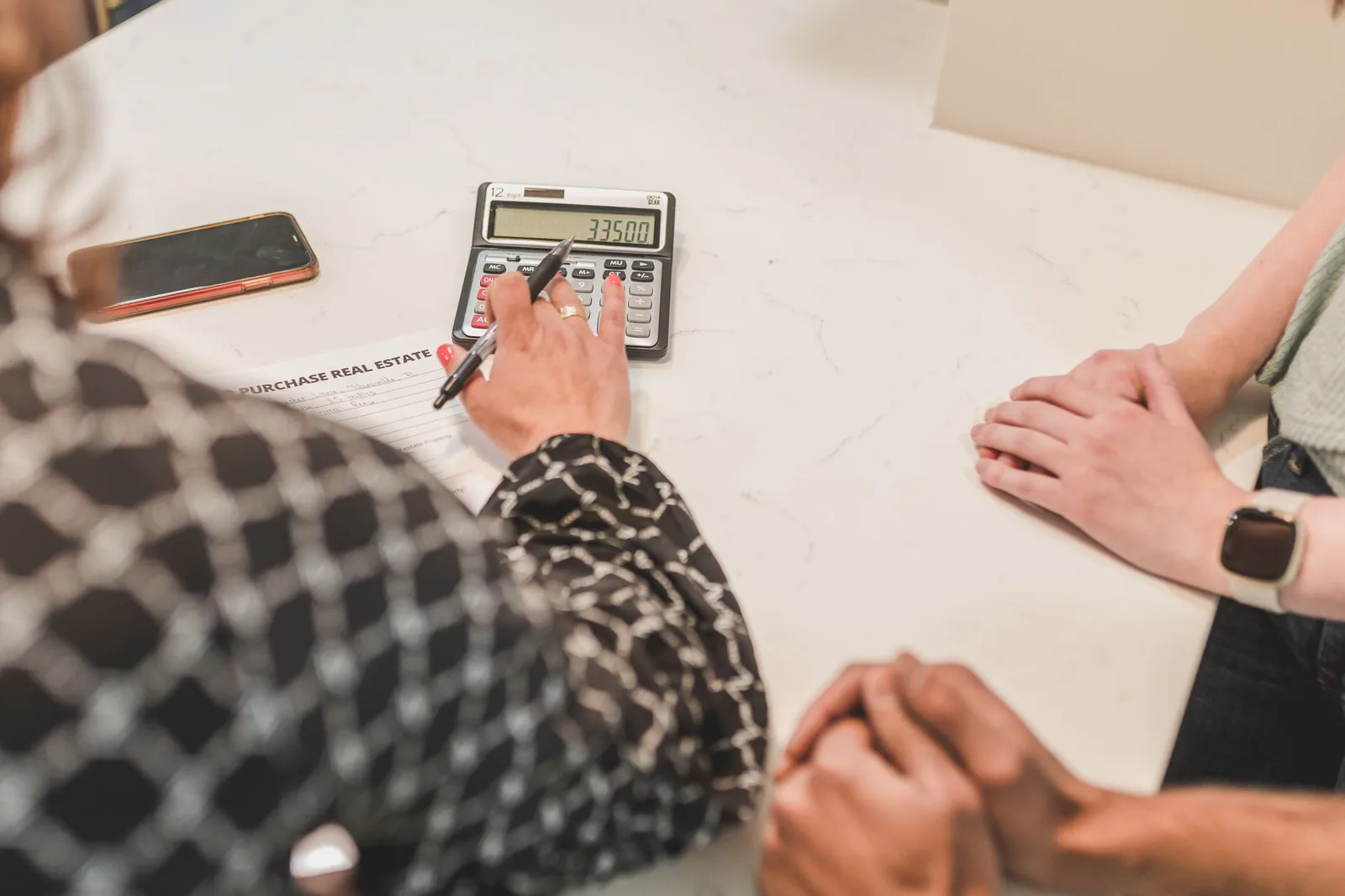 Calculating a mortgage financing amount in Saint-Jérôme on a calculator, next to a purchase form