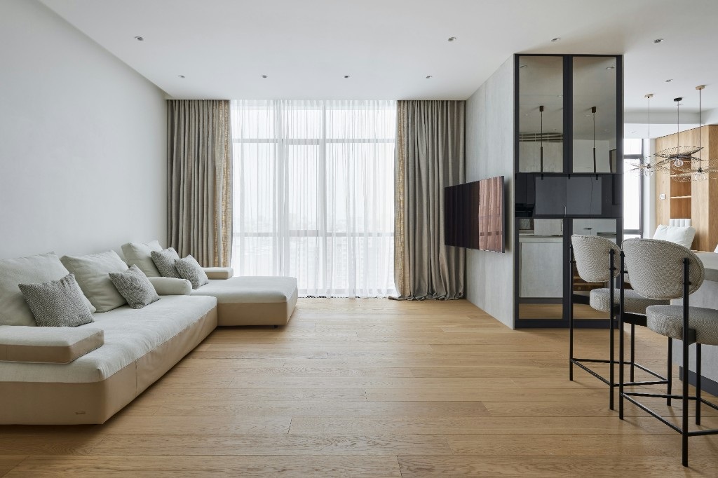 Bright and uncluttered living room illustrating visual preparation for selling a home in Quebec.