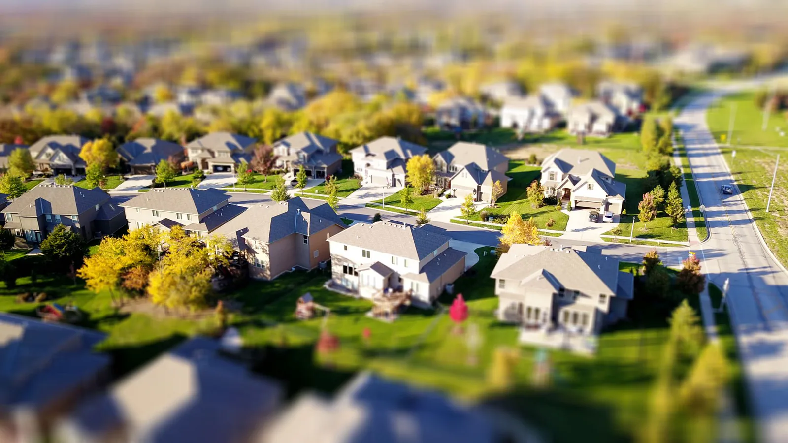 Vue aérienne d'un quartier résidentiel de maisons unifamiliales avec grands terrains gazonnés