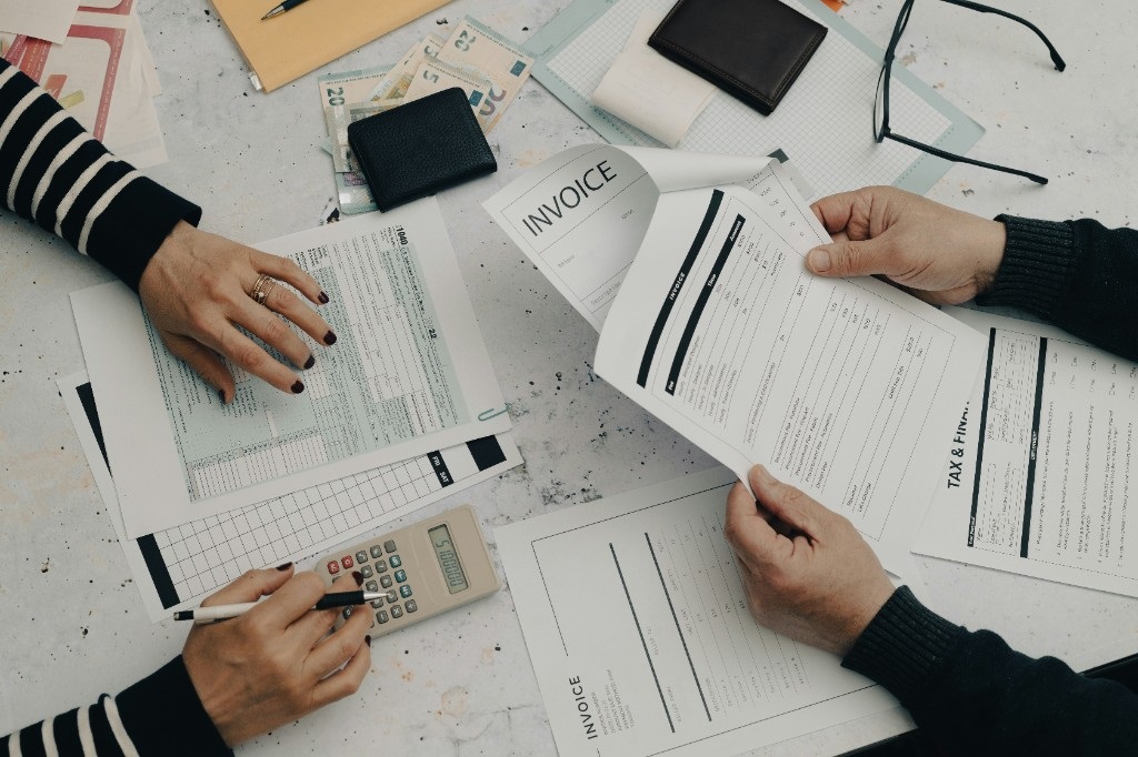Analyse du rendement locatif avec calculatrice et documents pour un investissement immobilier à Saint-Jérôme.