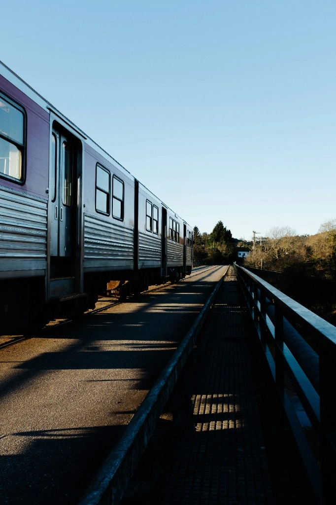 Train de banlieue illustrant l'accès à Montréal dans la comparaison entre Saint-Jérôme ou Mirabel.