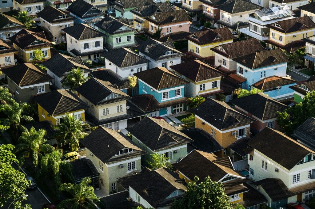 Vue aérienne d'un quartier résidentiel, un des meilleurs secteurs pour un triplex à vendre à Saint-Jérôme.