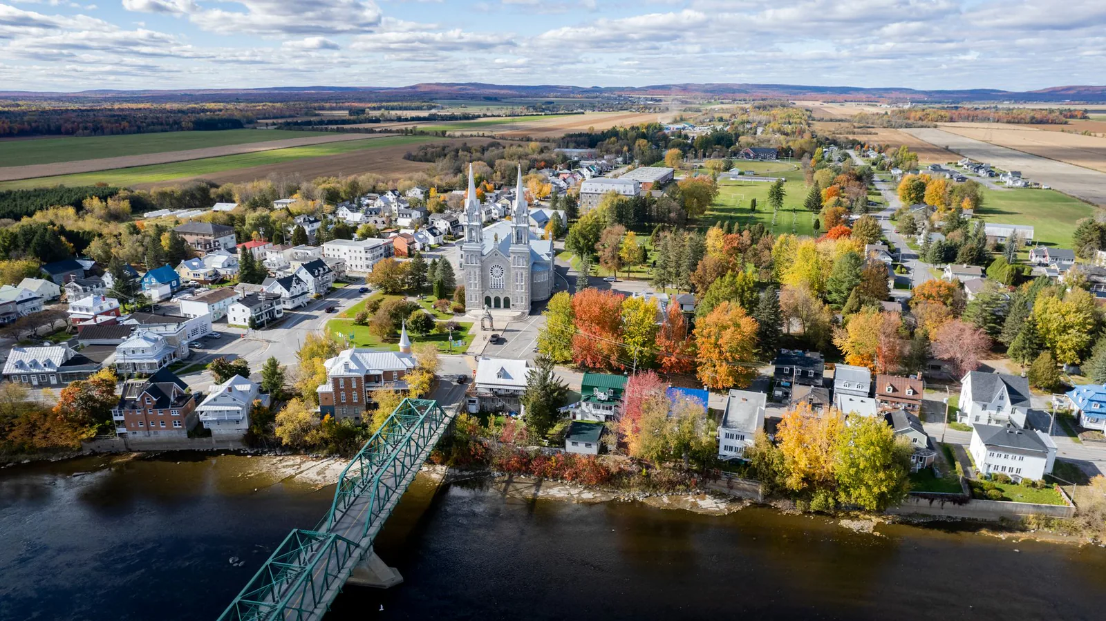 Aerial view of a Laurentians town in autumn, a glimpse of what attracts people to living in Saint-Jérôme